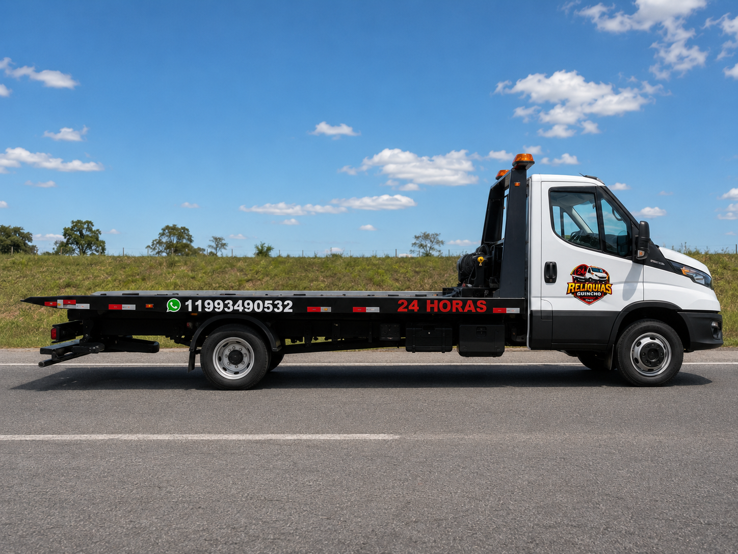Caminhão plataforma transportando veículo